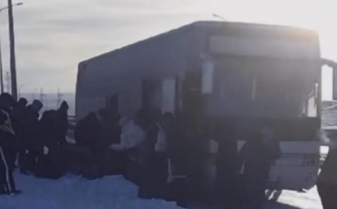 Спасатели эвакуировали более 40 пассажиров из сломавшегося автобуса в Карагандинской области