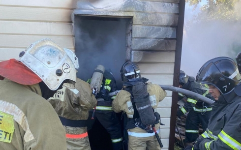 Во дворе жилого дома в Караганде горела баня