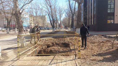 В сквере около Вечного огня провалился участок тротуара