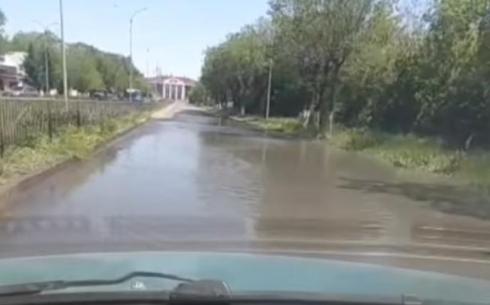 В Караганде одну из улиц Майкудука залило водой