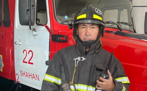 Начальник караула спас мужчину во время пожара в Шахане