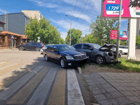 Легковой автомобиль врезался в столб после ДТП в Караганде