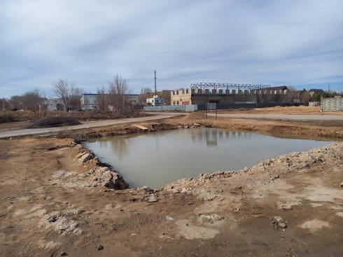 Жители улицы Анжерская жалуются на опасный котлован, заполненный водой