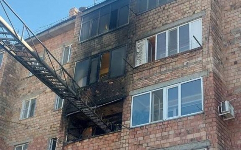 В Караганде горел балкон многоэтажки