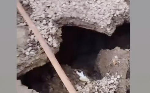 В одном из районов Караганды провалился асфальт и образовалась огромная яма