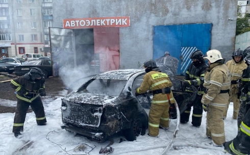 В Караганде горел автомобиль в микрорайоне Восток-3