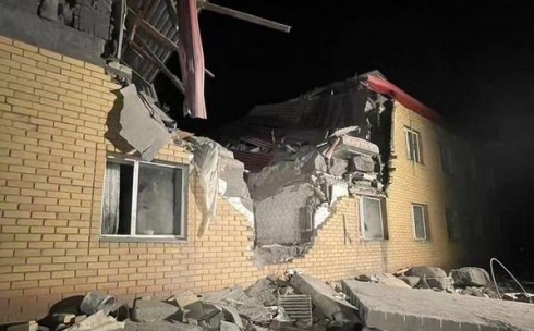 Спасатели опровергли информацию об отсутствии техники при поиске людей под завалами дома в Ботакаре