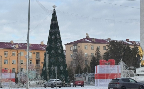 В Караганде завершают установку главной ёлки