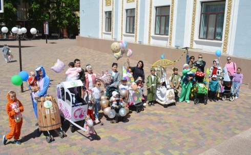 Кто ярче: парад детских колясок прошел в Караганде