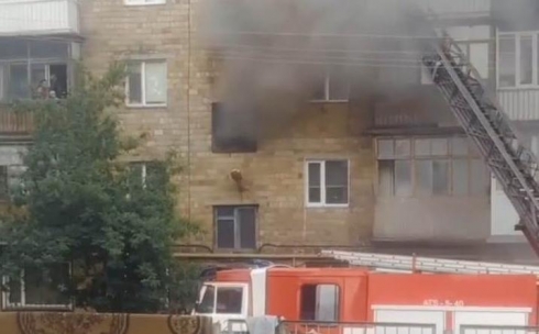 В Караганде горит квартира в жилом доме