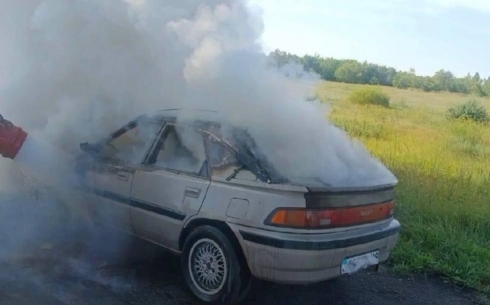 Автомобиль горел в Караганде ранним утром