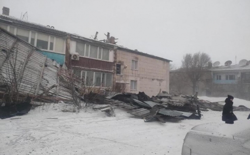 В Карагандинской области порывами ветра снесены кровли с четырёх зданий