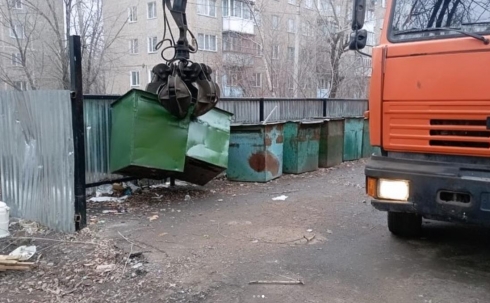 После нареканий акима Караганды «ГорКомТранс» начал ремонтировать и красить мусорные контейнеры