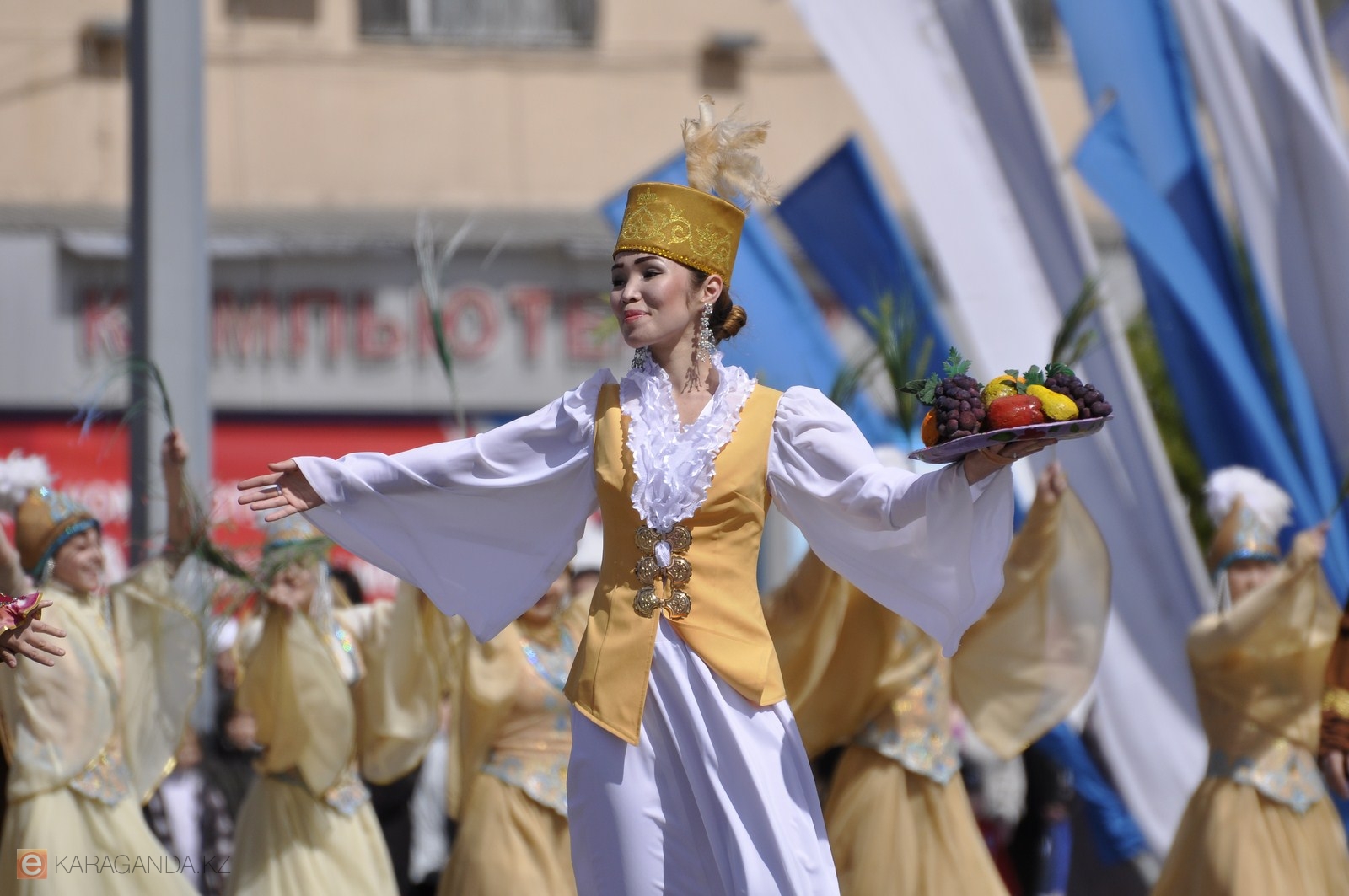 1 мая единство народа казахстана. День единства народов Казахстана. Праздник единства народа Казахстана. День единства народов Казахстана картинки. Национальные праздники в Казахстане в августе.