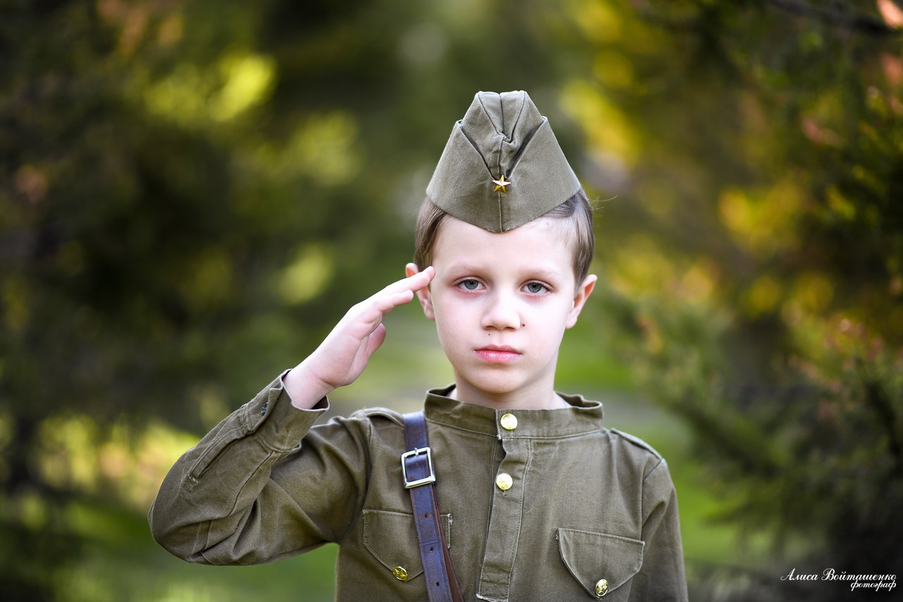 Сайт военной детской. Дети в военной форме. Мальчик в военной форме. Солдатская форма для детей. Мальчик в солдатской форме.