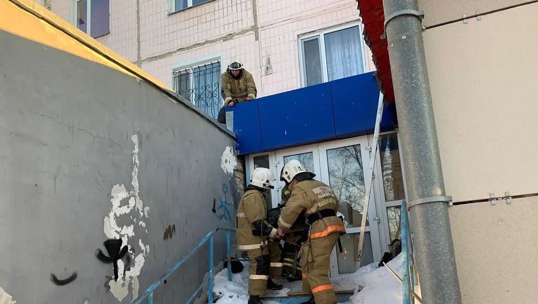 Женщина упала в магазине. Упавший дом в Караганде и остался целым.