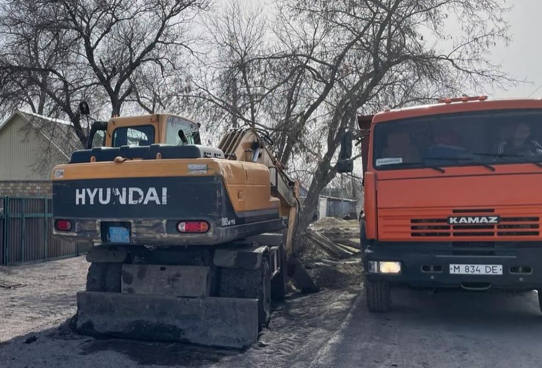 На нескольких улицах Караганды меняют водопровод по инвестпрограмме 2024  года. Караганда Онлайн