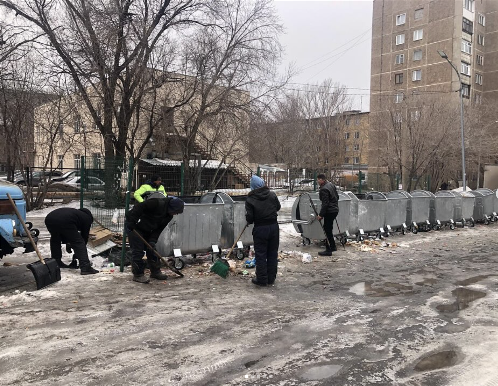 Мусорные площадки начали убирать в Караганде после зимы. Караганда Онлайн