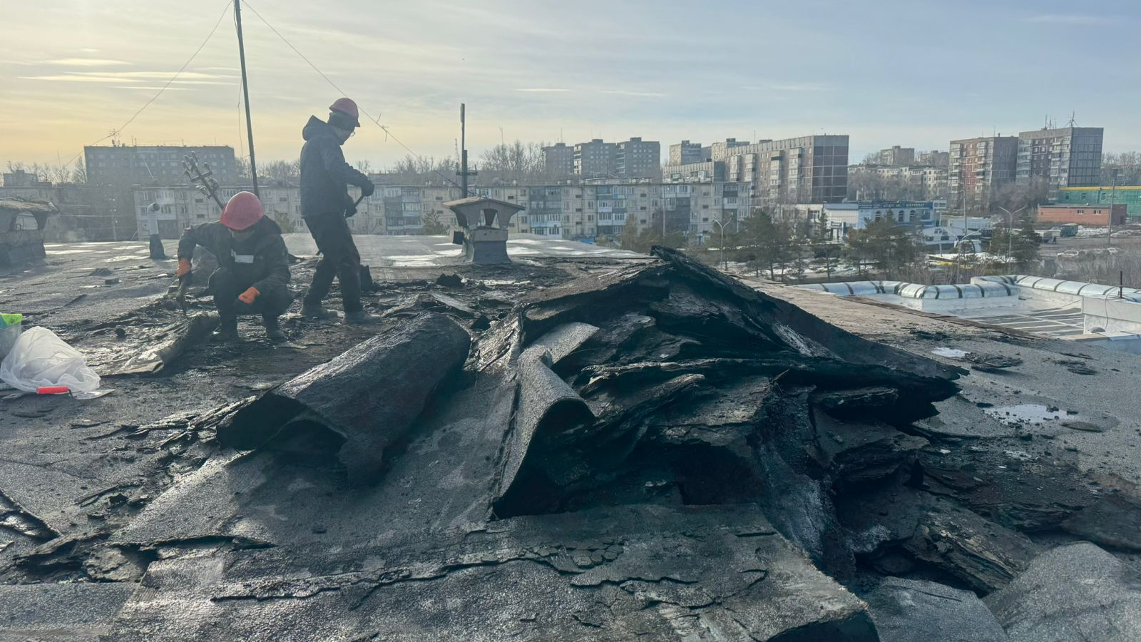 В Темиртау восстанавливают крыши, поврежденные ураганным ветром. Караганда  Онлайн