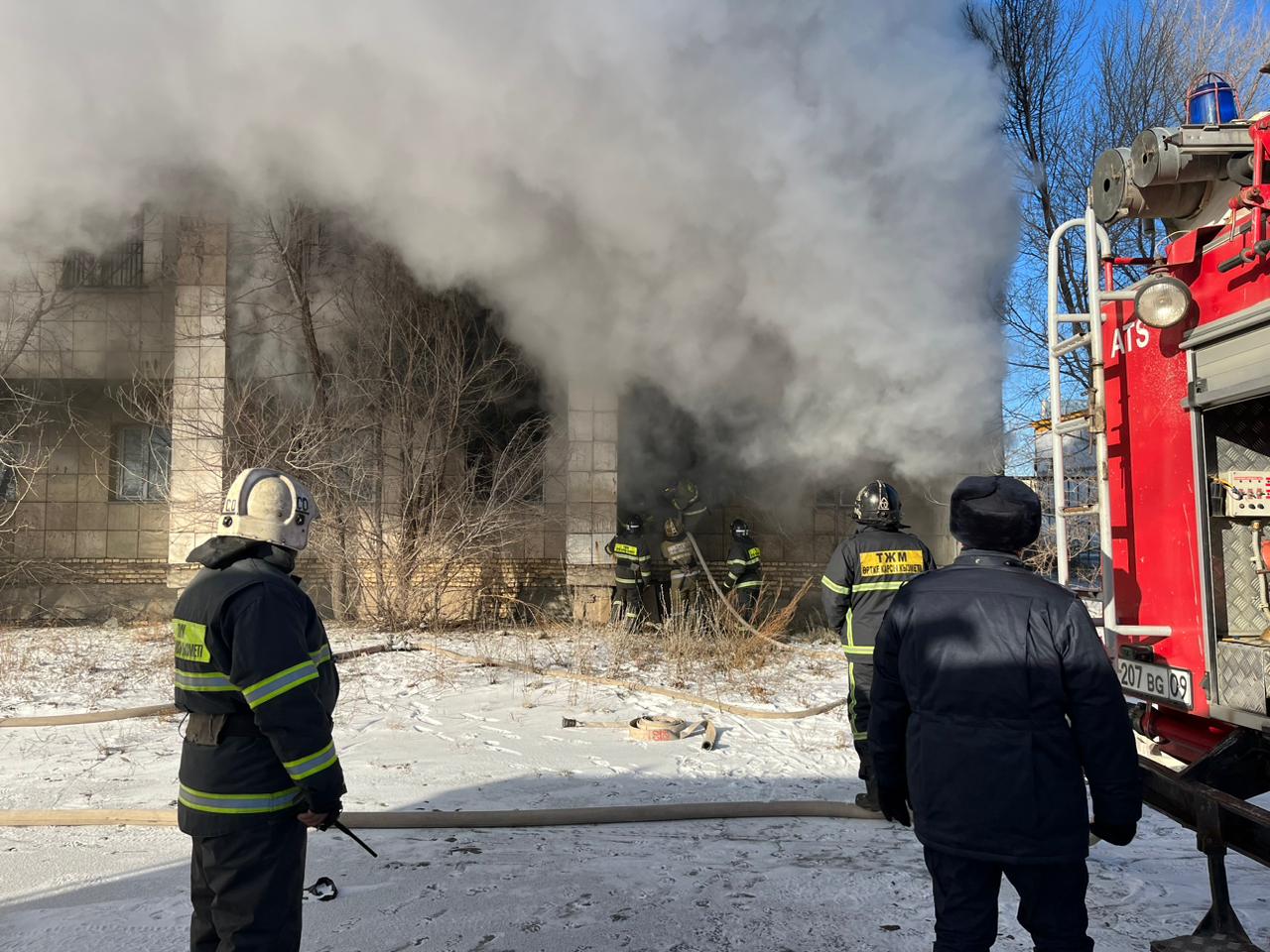 Хозяева частного дома в Караганде чуть не лишились жилья из-за загоревшейся  облицовки. Караганда Онлайн