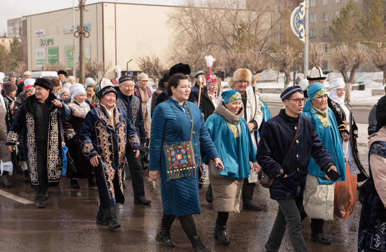 Больше тысячи человек присоединились к параду национальных костюмов в  Темиртау. Караганда Онлайн