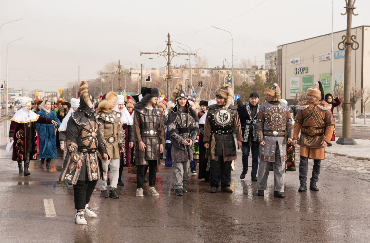 Больше тысячи человек присоединились к параду национальных костюмов в  Темиртау. Караганда Онлайн